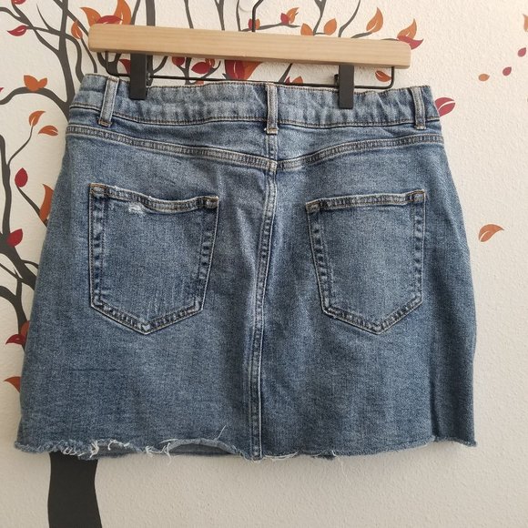 WILD FABLE Raw Hem Denim Skirt Sz 14 Medium Wash Whiskering - Picture 3 of 6